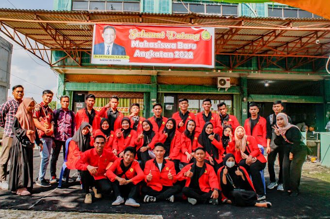 Mahasiswa baru angkatan 2022 bersama Rektor